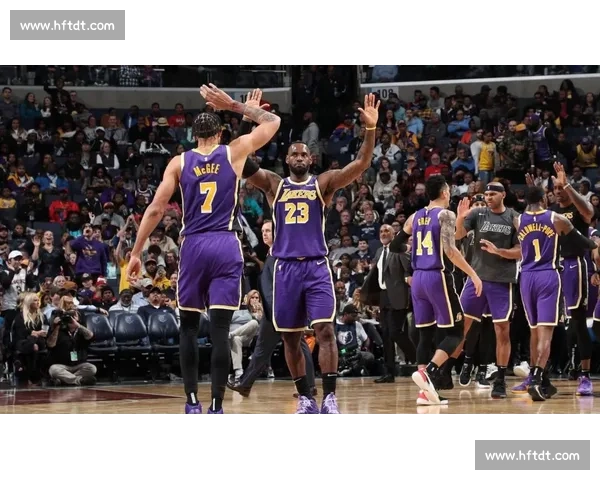 湖人对决热火jr引爆赛场老将新星碰撞成焦点季后赛风云再起球迷沸腾